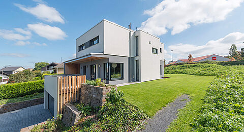 Bauen in Hanglage - Bauhausstil super eingebettet in einen Hang
