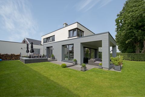 Nähere Außenansicht des Holzhaus im Bauhausstil mit ebenerdiger Terrasse